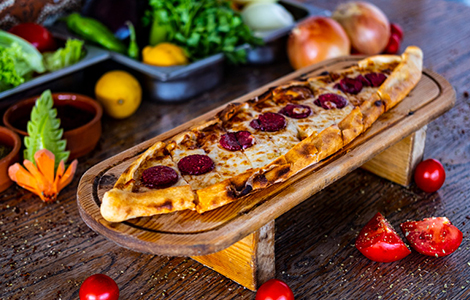 Sucuklue Pide Pizza